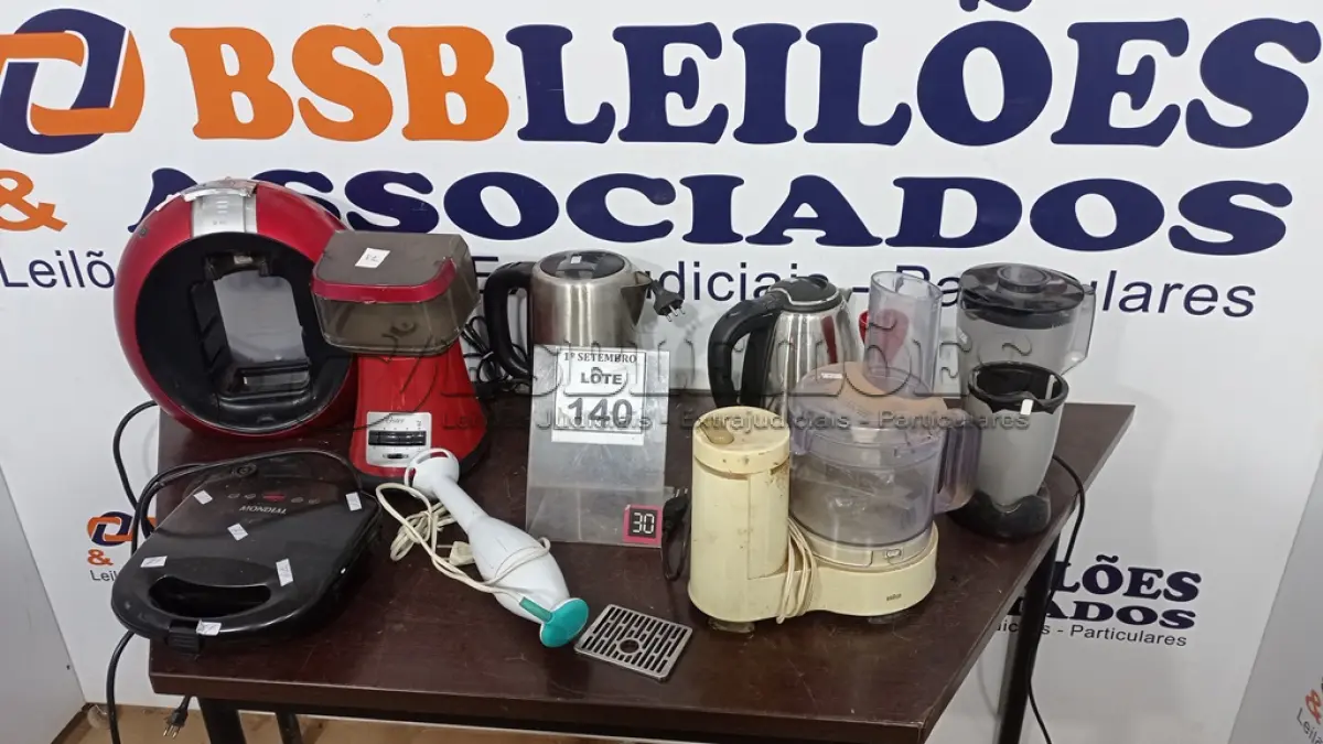 LOTE 140 - 02 GARRAFAS TÉRMICAS, 02 MOTORES DE LIQUIDIFICADOR, 01 COPO DE LIQUIDIFICADOR 01 SANDUICHEIRA, 01 CAFETEIRA, 01 MULTIPROCESSADOR E 01 MIXER. (NO ESTADO) ATENÇÃO! FAZER A VISITAÇÃO ANTES DE ARREMATAR, NÃO SABEMOS SE FUNCIONA, LEILÃO NÃO TEM GARANTIA E NEM DEVOLUÇÃO, SUJEITO A POSSÍVEIS AVARIAS VISÍVEIS/OCULTAS E/OU AUSÊNCIA DE COMPONENTES.