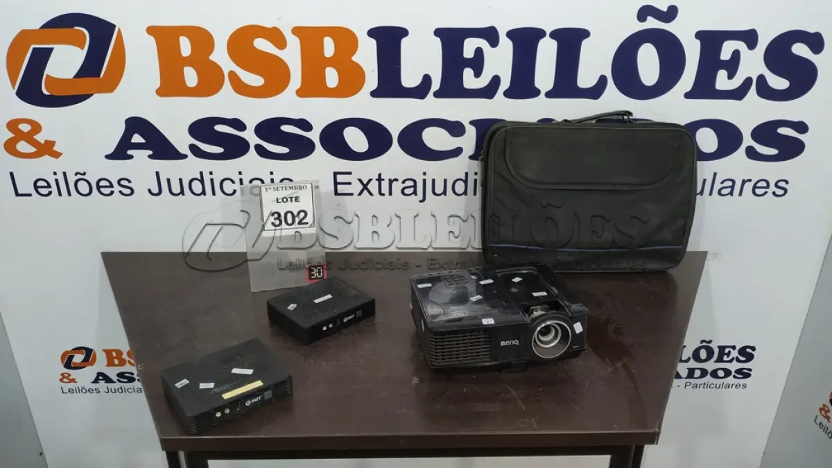 LOTE 302 - 01 PROJETOR MARCA BENQ, 02 MINIS PC MARCA INIT E 01 MALETA. (NO ESTADO) ATENÇÃO! FAZER A VISITAÇÃO ANTES DE ARREMATAR, NÃO SABEMOS SE FUNCIONA, LEILÃO NÃO TEM GARANTIA E NEM DEVOLUÇÃO, SUJEITO A POSSÍVEIS AVARIAS VISÍVEIS/OCULTAS E/OU AUSÊNCIA DE COMPONENTES.