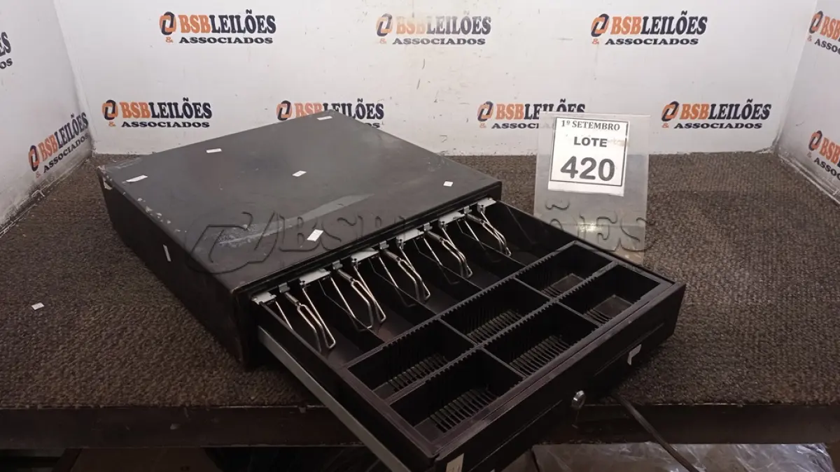 LOTE 420 - 01 GAVETA DE DINHEIRO. (NO ESTADO) ATENÇÃO! FAZER A VISITAÇÃO ANTES DE ARREMATAR, NÃO SABEMOS SE FUNCIONA, LEILÃO NÃO TEM GARANTIA E NEM DEVOLUÇÃO, SUJEITO A POSSÍVEIS AVARIAS VISÍVEIS/OCULTAS E/OU AUSÊNCIA DE COMPONENTES.