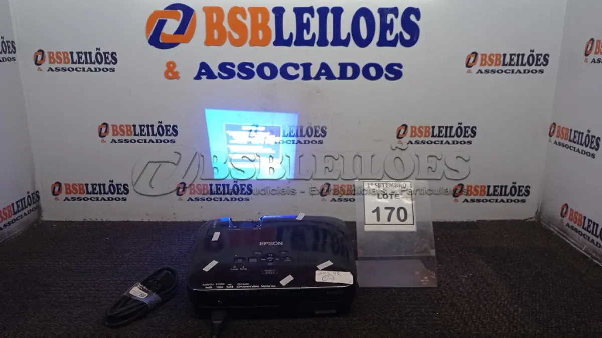 LOTE 170 - 01 PROJETOR MARCA EPSON COM CABOS. (NO ESTADO) ATENÇÃO! FAZER A VISITAÇÃO ANTES DE ARREMATAR, NÃO SABEMOS SE FUNCIONA, LEILÃO NÃO TEM GARANTIA E NEM DEVOLUÇÃO, SUJEITO A POSSÍVEIS AVARIAS VISÍVEIS/OCULTAS E/OU AUSÊNCIA DE COMPONENTES