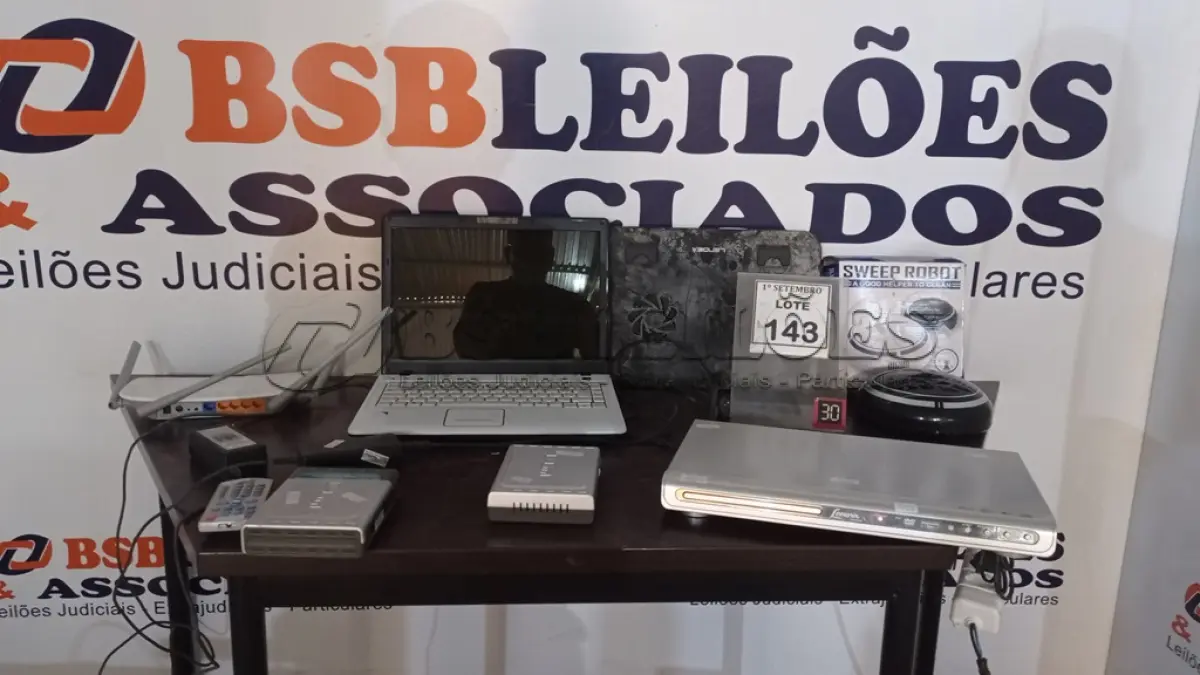 LOTE 143 - 01 NOTEBOOK COM COOLER E FONTE MARCA POSITIVO, 01 DVD LENOXX COM CONTROLE, 01 ASPIRADOR ROBÔ E 03 ROTEADORES. (NO ESTADO) ATENÇÃO! FAZER A VISITAÇÃO ANTES DE ARREMATAR, NÃO SABEMOS SE FUNCIONA, LEILÃO NÃO TEM GARANTIA E NEM DEVOLUÇÃO, SUJEITO A POSSÍVEIS AVARIAS VISÍVEIS/OCULTAS E/OU AUSÊNCIA DE COMPONENTES.
