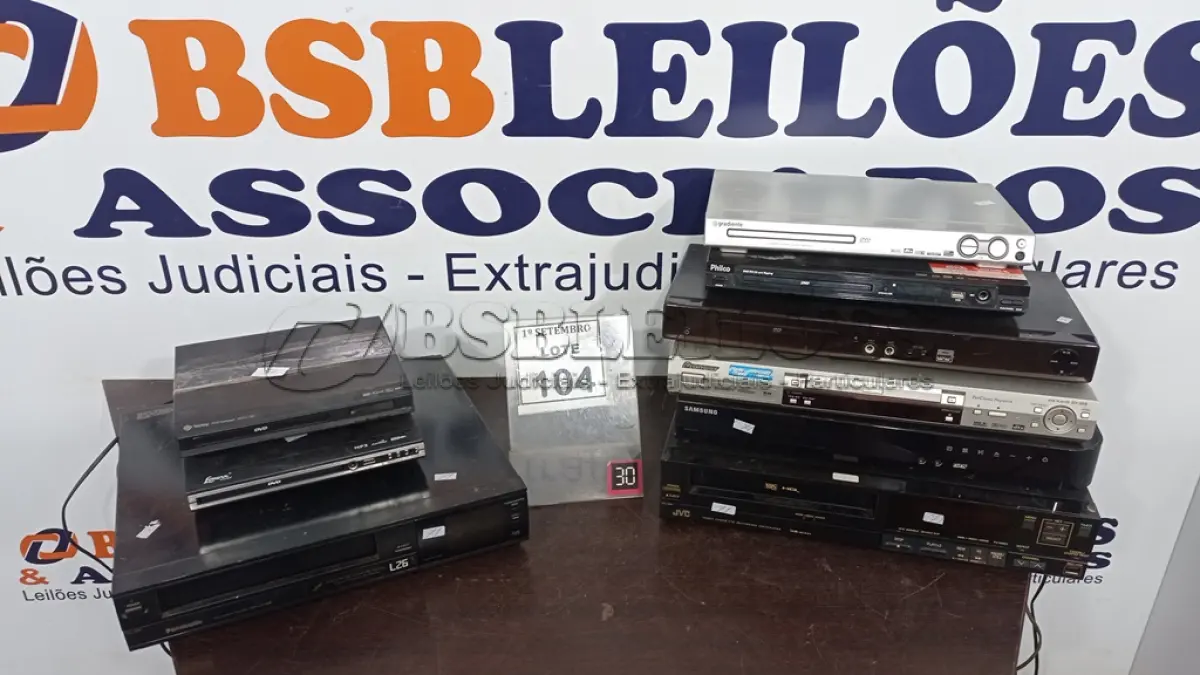 LOTE 104 - 07 APARELHOS DE DVD E 02 DE VÍDEO CASSETES. (NO ESTADO) ATENÇÃO! FAZER A VISITAÇÃO ANTES DE ARREMATAR, NÃO SABEMOS SE FUNCIONA, LEILÃO NÃO TEM GARANTIA E NEM DEVOLUÇÃO, SUJEITO A POSSÍVEIS AVARIAS VISÍVEIS/OCULTAS E/OU AUSÊNCIA DE COMPONENTES.
