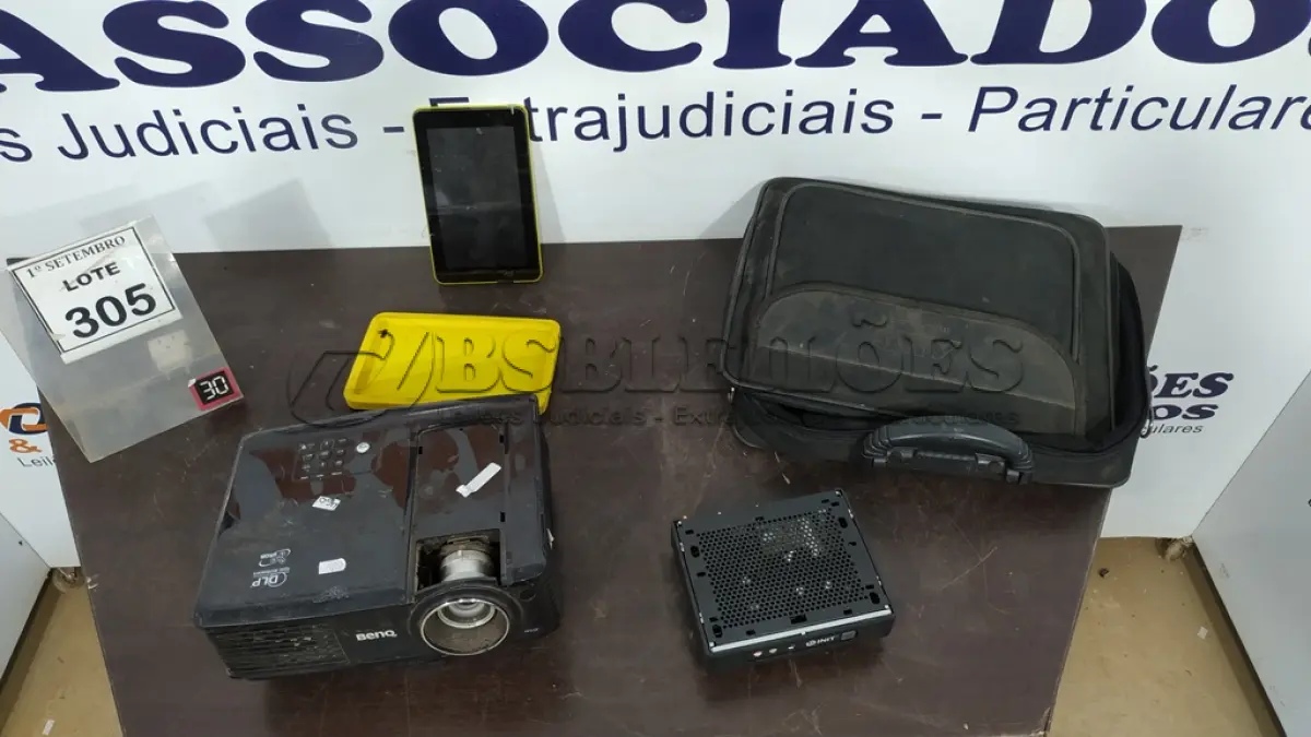 LOTE 305 - 01 PROJETOR MARCA BENQ, 01 MINI PC E 01 TABLET MARCA CCE. (NO ESTADO) ATENÇÃO! FAZER A VISITAÇÃO ANTES DE ARREMATAR, NÃO SABEMOS SE FUNCIONA, LEILÃO NÃO TEM GARANTIA E NEM DEVOLUÇÃO, SUJEITO A POSSÍVEIS AVARIAS VISÍVEIS/OCULTAS E/OU AUSÊNCIA DE COMPONENTES.