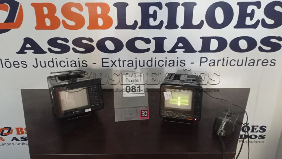 LOTE 081 - 02 MINI TV PORTÁTEIS. (NO ESTADO) ATENÇÃO! FAZER A VISITAÇÃO ANTES DE ARREMATAR, NÃO SABEMOS SE FUNCIONA, LEILÃO NÃO TEM GARANTIA E NEM DEVOLUÇÃO, SUJEITO A POSSÍVEIS AVARIAS VISÍVEIS/OCULTAS E/OU AUSÊNCIA DE COMPONENTES.