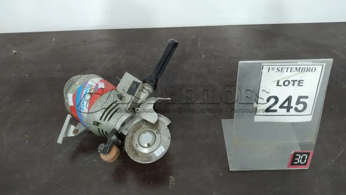 LOTE 245 - 01 MÁQUINA DE CORTAR TECIDO. (NO ESTADO) ATENÇÃO! FAZER A VISITAÇÃO ANTES DE ARREMATAR, NÃO SABEMOS SE FUNCIONA, LEILÃO NÃO TEM GARANTIA E NEM DEVOLUÇÃO, SUJEITO A POSSÍVEIS AVARIAS VISÍVEIS/OCULTAS E/OU AUSÊNCIA DE COMPONENTES.