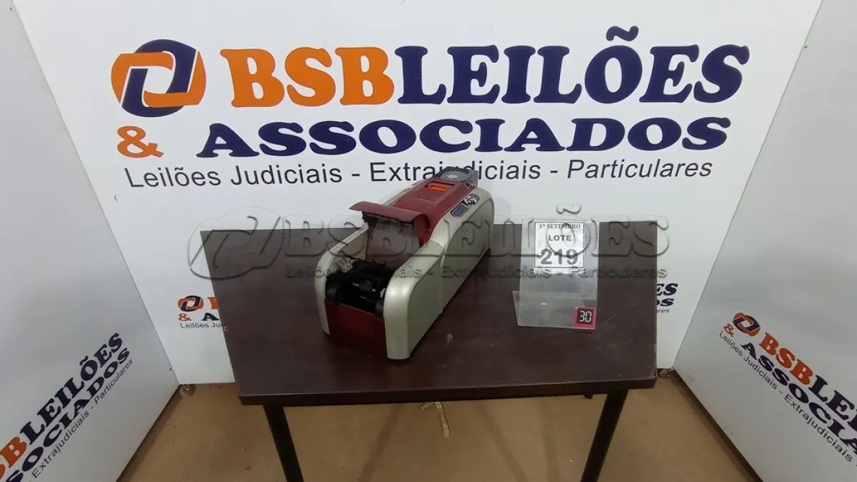 LOTE 219 - 01 IMPRESSORA DE CRACHÁ. (NO ESTADO) ATENÇÃO! FAZER A VISITAÇÃO ANTES DE ARREMATAR, NÃO SABEMOS SE FUNCIONA, LEILÃO NÃO TEM GARANTIA E NEM DEVOLUÇÃO, SUJEITO A POSSÍVEIS AVARIAS VISÍVEIS/OCULTAS E/OU AUSÊNCIA DE COMPONENTES.