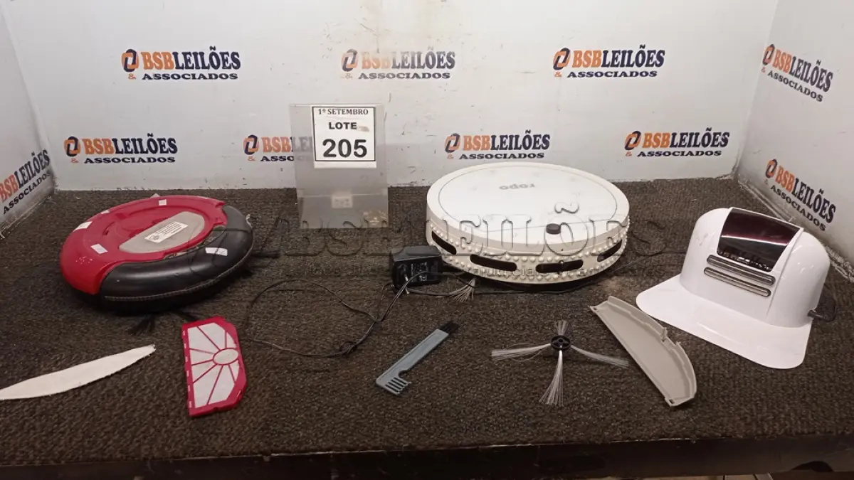 LOTE 205 - 02 ASPIRADORES ROBÔ SENDO 01 COM FONTE. (NO ESTADO) ATENÇÃO! FAZER A VISITAÇÃO ANTES DE ARREMATAR, NÃO SABEMOS SE FUNCIONA, LEILÃO NÃO TEM GARANTIA E NEM DEVOLUÇÃO, SUJEITO A POSSÍVEIS AVARIAS VISÍVEIS/OCULTAS E/OU AUSÊNCIA DE COMPONENTES