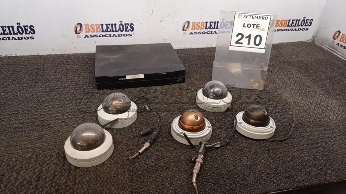 LOTE 210 - 01 DVR E 05 CÂMERAS DE MONITORAMENTO. (NO ESTADO) ATENÇÃO! FAZER A VISITAÇÃO ANTES DE ARREMATAR, NÃO SABEMOS SE FUNCIONA, LEILÃO NÃO TEM GARANTIA E NEM DEVOLUÇÃO, SUJEITO A POSSÍVEIS AVARIAS VISÍVEIS/OCULTAS E/OU AUSÊNCIA DE COMPONENTES