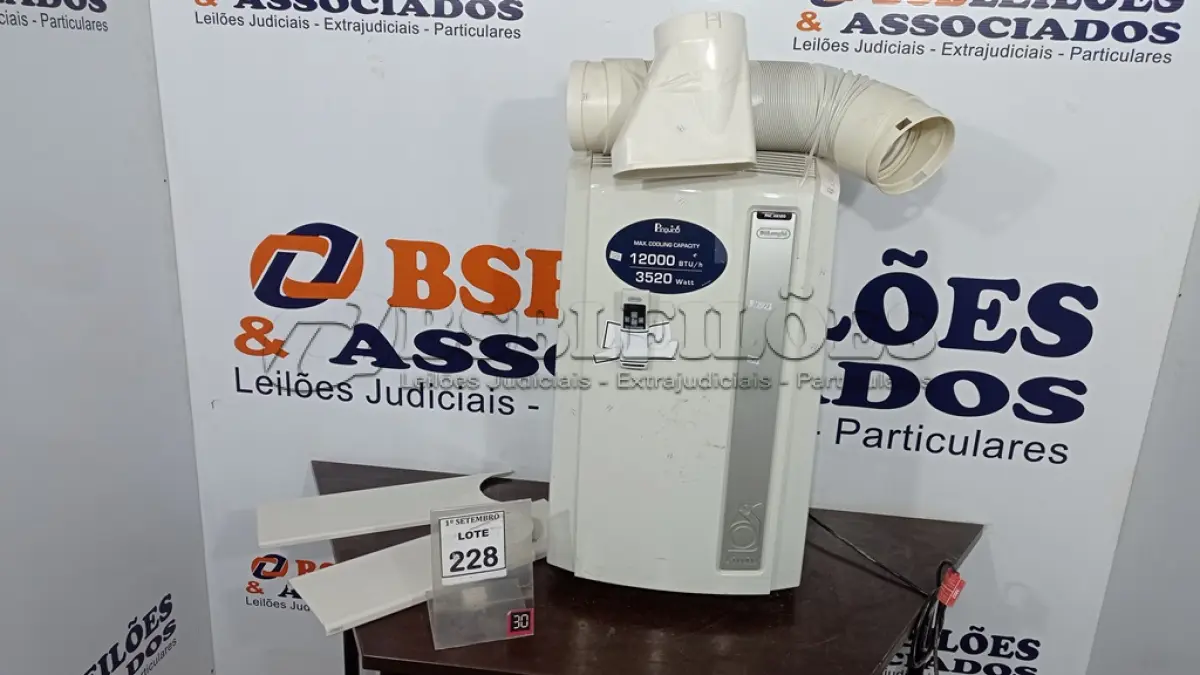 LOTE 228 - 01 AR CONDICIONADO PORTÁTIL COM CONTROLE 12.000 BTUS/H 3520 WATT MARCA PINGUINO. (NO ESTADO) ATENÇÃO! FAZER A VISITAÇÃO ANTES DE ARREMATAR, NÃO SABEMOS SE FUNCIONA, LEILÃO NÃO TEM GARANTIA E NEM DEVOLUÇÃO, SUJEITO A POSSÍVEIS AVARIAS VISÍVEIS/OCULTAS E/OU AUSÊNCIA DE COMPONENTES