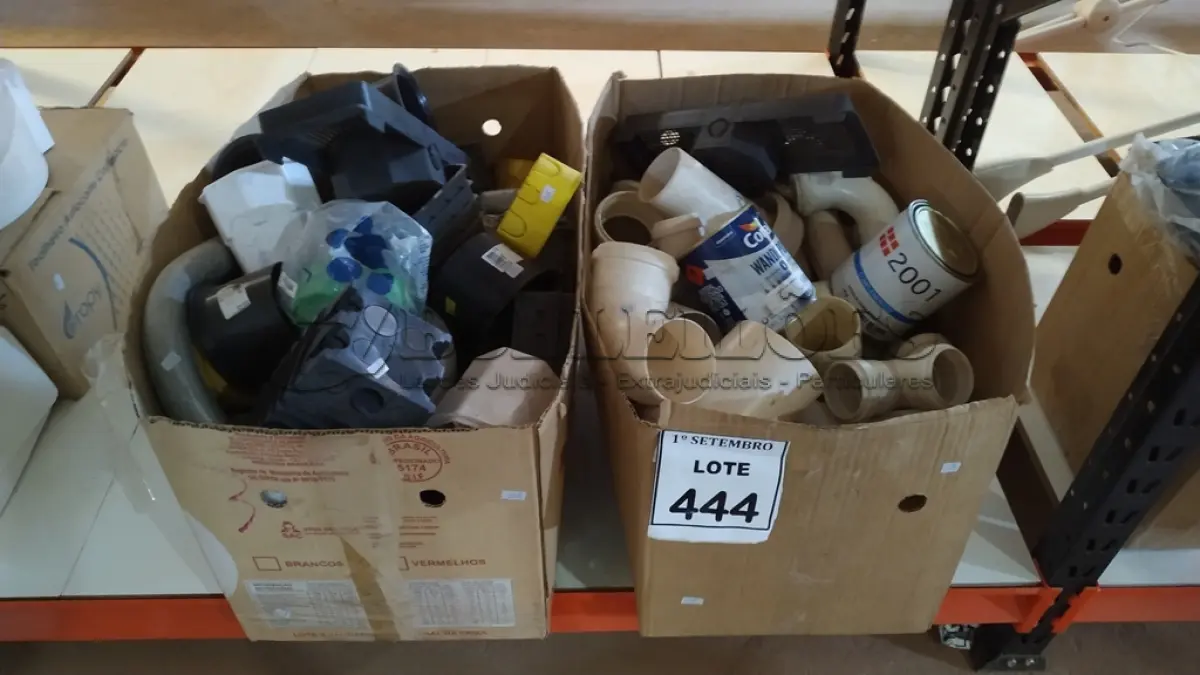 LOTE 444 - 01 LOTE COM GRANDE QUANTIDADE DE CONEXÕES HIDRÁULICAS MEDIDAS DIVERSAS E CAIXINHAS DE PASSAGEM DE FIO E MATERIAIS ELÉTRICOS DIVERSOS. (NO ESTADO) ATENÇÃO! FAZER A VISITAÇÃO ANTES DE ARREMATAR, NÃO SABEMOS SE FUNCIONA, LEILÃO NÃO TEM GARANTIA E NEM DEVOLUÇÃO, SUJEITO A POSSÍVEIS AVARIAS VISÍVEIS/OCULTAS E/OU AUSÊNCIA DE COMPONENTES.