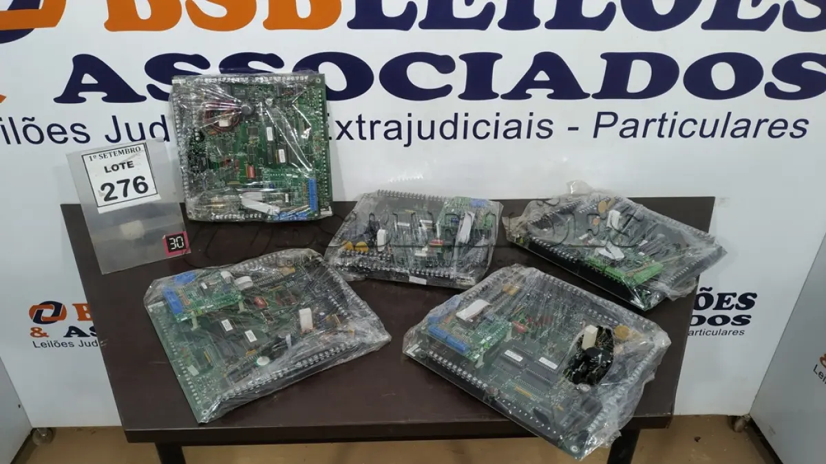 LOTE 276 - 05 PLACAS MÃE. (NO ESTADO) ATENÇÃO! FAZER A VISITAÇÃO ANTES DE ARREMATAR, NÃO SABEMOS SE FUNCIONA, LEILÃO NÃO TEM GARANTIA E NEM DEVOLUÇÃO, SUJEITO A POSSÍVEIS AVARIAS VISÍVEIS/OCULTAS E/OU AUSÊNCIA DE COMPONENTES.