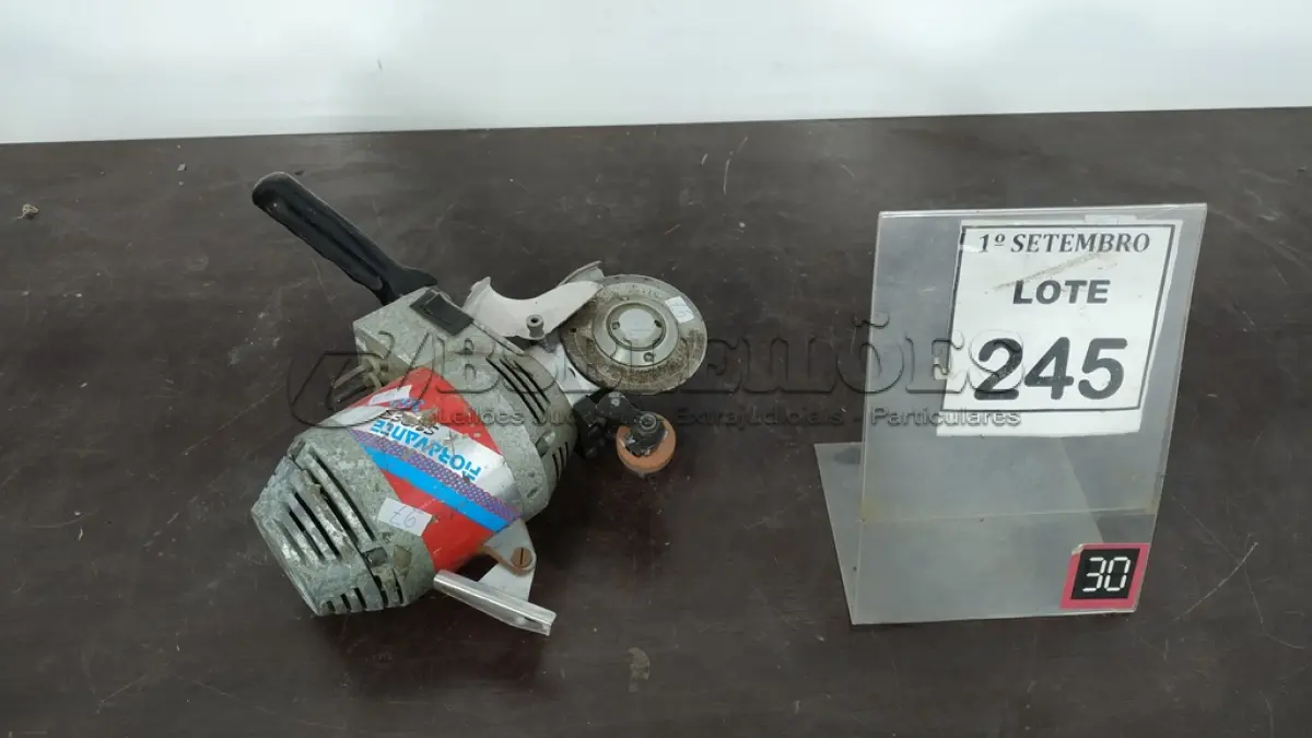 LOTE 245 - 01 MÁQUINA DE CORTAR TECIDO. (NO ESTADO) ATENÇÃO! FAZER A VISITAÇÃO ANTES DE ARREMATAR, NÃO SABEMOS SE FUNCIONA, LEILÃO NÃO TEM GARANTIA E NEM DEVOLUÇÃO, SUJEITO A POSSÍVEIS AVARIAS VISÍVEIS/OCULTAS E/OU AUSÊNCIA DE COMPONENTES.