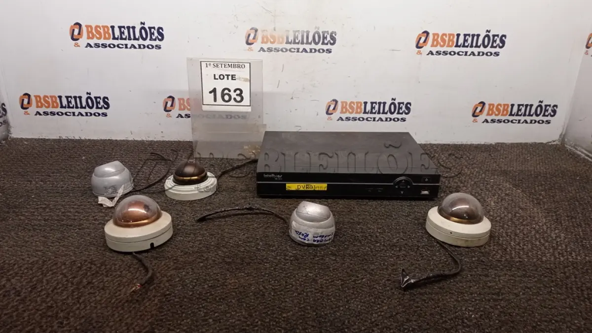 LOTE 163 - 01 DVR E 05 CÂMERAS DE MONITORAMENTO. (NO ESTADO) ATENÇÃO! FAZER A VISITAÇÃO ANTES DE ARREMATAR, NÃO SABEMOS SE FUNCIONA, LEILÃO NÃO TEM GARANTIA E NEM DEVOLUÇÃO, SUJEITO A POSSÍVEIS AVARIAS VISÍVEIS/OCULTAS E/OU AUSÊNCIA DE COMPONENTES