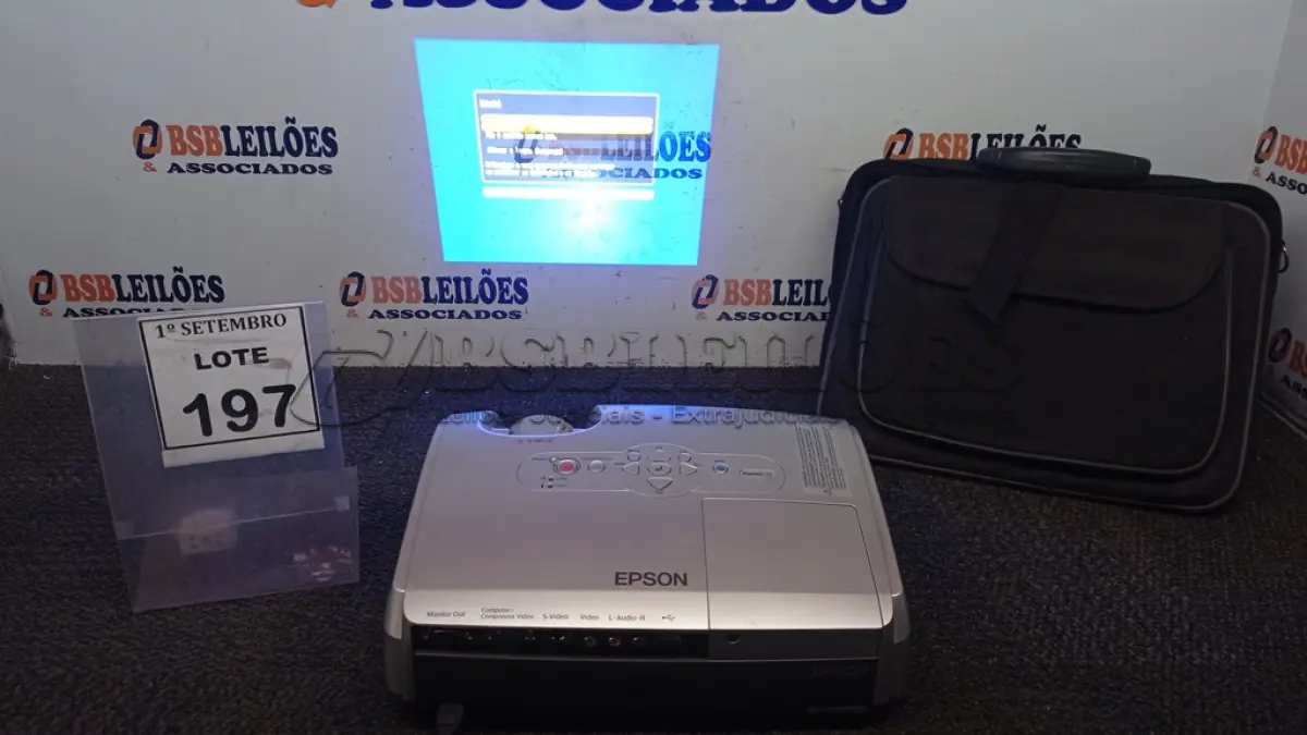 LOTE 197 - 01 PROJETOR MARCA EPSON COM MALETA. (NO ESTADO) ATENÇÃO! FAZER A VISITAÇÃO ANTES DE ARREMATAR, NÃO SABEMOS SE FUNCIONA, LEILÃO NÃO TEM GARANTIA E NEM DEVOLUÇÃO, SUJEITO A POSSÍVEIS AVARIAS VISÍVEIS/OCULTAS E/OU AUSÊNCIA DE COMPONENTES