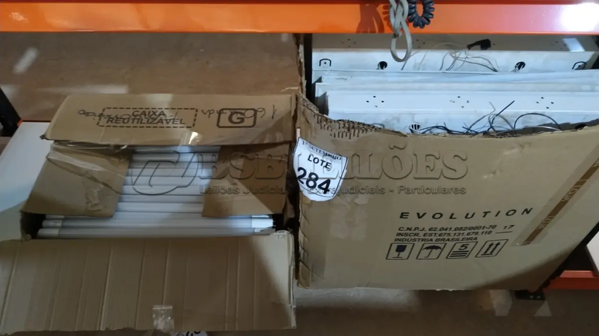 LOTE 284 - 01 LOTE COM GRANDE QUANTIDADE DE CALHAS E LÂMPADAS DE LED. (NO ESTADO) ATENÇÃO! FAZER A VISITAÇÃO ANTES DE ARREMATAR, NÃO SABEMOS SE FUNCIONA, LEILÃO NÃO TEM GARANTIA E NEM DEVOLUÇÃO, SUJEITO A POSSÍVEIS AVARIAS VISÍVEIS/OCULTAS E/OU AUSÊNCIA DE COMPONENTES