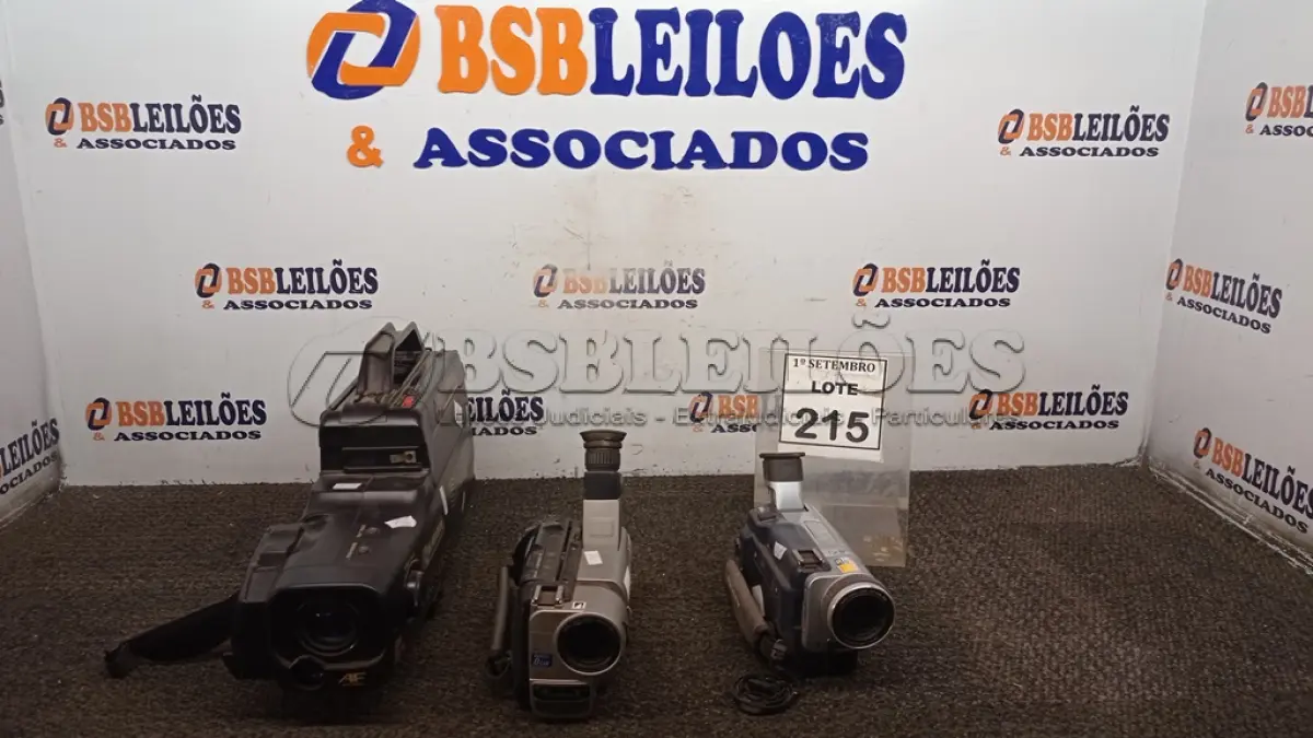 LOTE 215 - 02 FILMADORAS MARCA SONY E 01 FILMADORA MARCA SHARP (NO ESTADO) ATENÇÃO! FAZER A VISITAÇÃO ANTES DE ARREMATAR, NÃO SABEMOS SE FUNCIONA, LEILÃO NÃO TEM GARANTIA E NEM DEVOLUÇÃO, SUJEITO A POSSÍVEIS AVARIAS VISÍVEIS/OCULTAS E/OU AUSÊNCIA DE COMPONENTES.