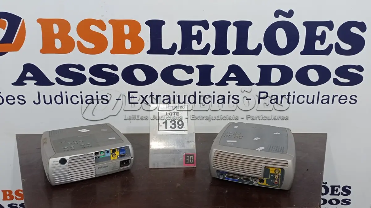 LOTE 139 - 02 PROJETORES MARCA INFOCUS. (NO ESTADO) ATENÇÃO! FAZER A VISITAÇÃO ANTES DE ARREMATAR, NÃO SABEMOS SE FUNCIONA, LEILÃO NÃO TEM GARANTIA E NEM DEVOLUÇÃO, SUJEITO A POSSÍVEIS AVARIAS VISÍVEIS/OCULTAS E/OU AUSÊNCIA DE COMPONENTES.