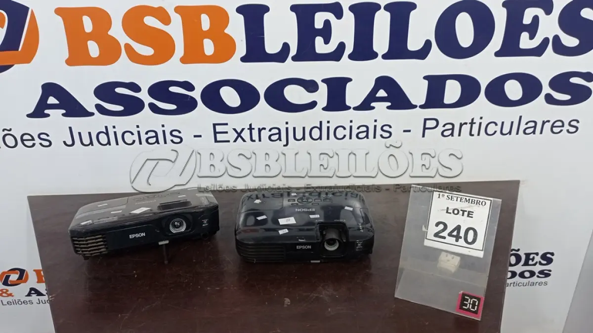 LOTE 240 - 02 PROJETORES MARCA EPSON. (NO ESTADO) ATENÇÃO! FAZER A VISITAÇÃO ANTES DE ARREMATAR, NÃO SABEMOS SE FUNCIONA, LEILÃO NÃO TEM GARANTIA E NEM DEVOLUÇÃO, SUJEITO A POSSÍVEIS AVARIAS VISÍVEIS/OCULTAS E/OU AUSÊNCIA DE COMPONENTES