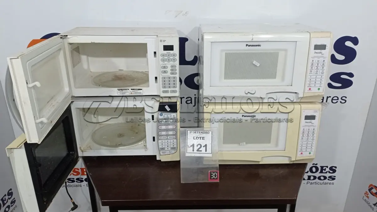 LOTE 121 - 04 MICRO-ONDAS DE MARCAS E MODELOS DIVERSOS. (NO ESTADO) ATENÇÃO! FAZER A VISITAÇÃO ANTES DE ARREMATAR, NÃO SABEMOS SE FUNCIONA, LEILÃO NÃO TEM GARANTIA E NEM DEVOLUÇÃO, SUJEITO A POSSÍVEIS AVARIAS VISÍVEIS/OCULTAS E/OU AUSÊNCIA DE COMPONENTES.