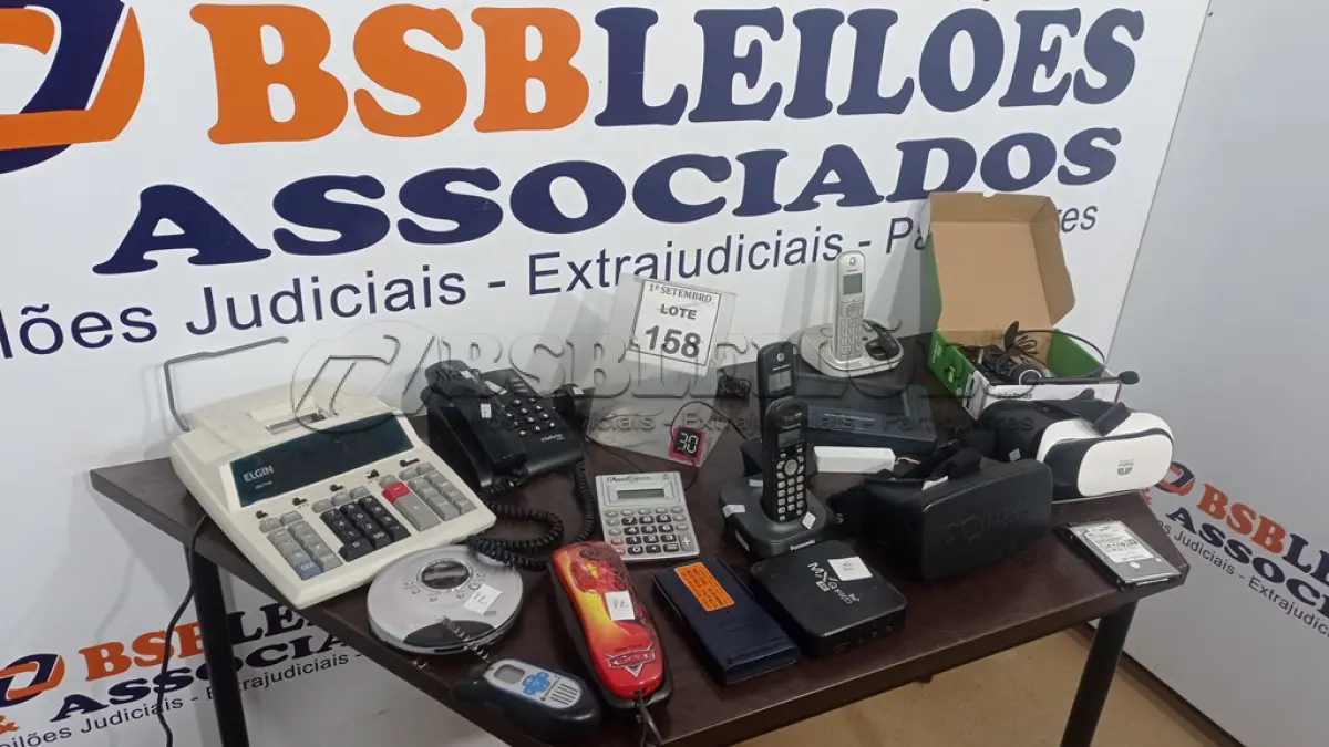 LOTE 158 - 01 LOTE COM VÁRIOS APARELHOS DE TELEFONE, CALCULADORAS E ÓCULOS VR. (NO ESTADO) ATENÇÃO! FAZER A VISITAÇÃO ANTES DE ARREMATAR, NÃO SABEMOS SE FUNCIONA, LEILÃO NÃO TEM GARANTIA E NEM DEVOLUÇÃO, SUJEITO A POSSÍVEIS AVARIAS VISÍVEIS/OCULTAS E/OU AUSÊNCIA DE COMPONENTES.