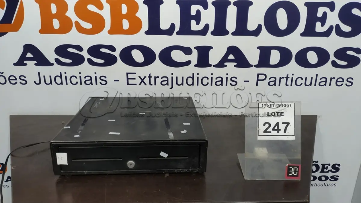 LOTE 247 - 01 GAVETA DE DINHEIRO. (NO ESTADO) ATENÇÃO! FAZER A VISITAÇÃO ANTES DE ARREMATAR, NÃO SABEMOS SE FUNCIONA, LEILÃO NÃO TEM GARANTIA E NEM DEVOLUÇÃO, SUJEITO A POSSÍVEIS AVARIAS VISÍVEIS/OCULTAS E/OU AUSÊNCIA DE COMPONENTES.