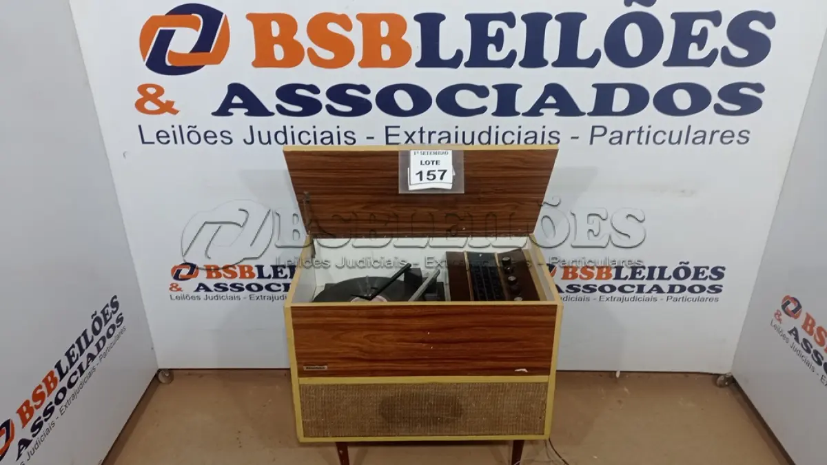 LOTE 157 - 01 VITROLA ORIGINAL DENISON VINIL AM-FM FUNCIONAL. (NO ESTADO) ATENÇÃO! FAZER A VISITAÇÃO ANTES DE ARREMATAR, NÃO SABEMOS SE FUNCIONA, LEILÃO NÃO TEM GARANTIA E NEM DEVOLUÇÃO, SUJEITO A POSSÍVEIS AVARIAS VISÍVEIS/OCULTAS E/OU AUSÊNCIA DE COMPONENTES.