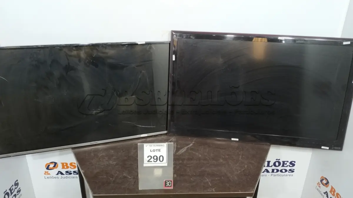 LOTE 290 - 02 TVS LCD 42’’ MARCAS LG E PANASONIC. (NO ESTADO) ATENÇÃO! FAZER A VISITAÇÃO ANTES DE ARREMATAR, NÃO SABEMOS SE FUNCIONA, LEILÃO NÃO TEM GARANTIA E NEM DEVOLUÇÃO, SUJEITO A POSSÍVEIS AVARIAS VISÍVEIS/OCULTAS E/OU AUSÊNCIA DE COMPONENTES.