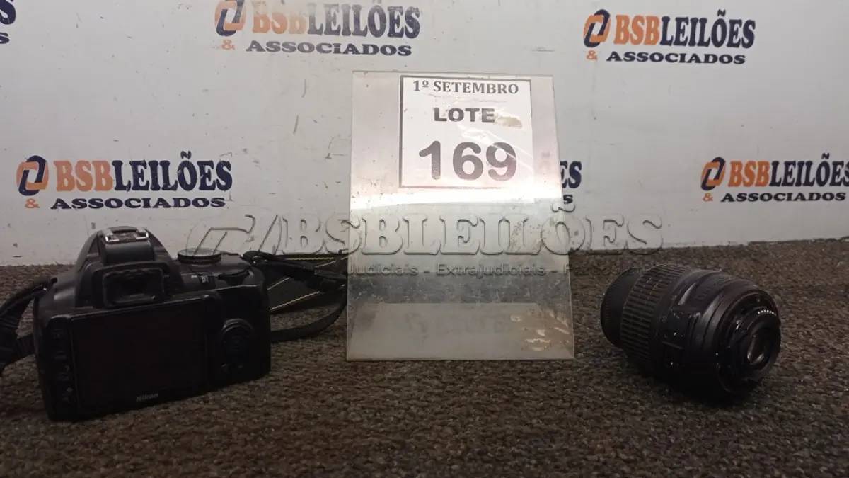 LOTE 169 - 01 CÂMERA NIKON D300 COM LENTE. (NO ESTADO) ATENÇÃO! FAZER A VISITAÇÃO ANTES DE ARREMATAR, NÃO SABEMOS SE FUNCIONA, LEILÃO NÃO TEM GARANTIA E NEM DEVOLUÇÃO, SUJEITO A POSSÍVEIS AVARIAS VISÍVEIS/OCULTAS E/OU AUSÊNCIA DE COMPONENTES