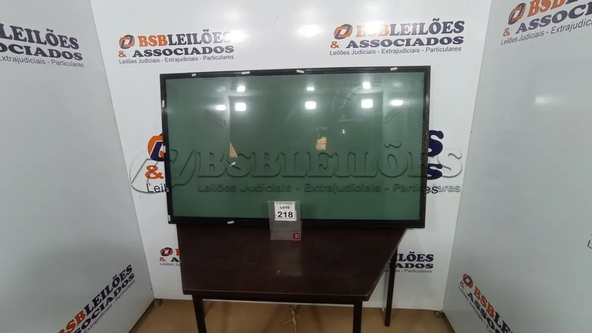 LOTE 218 - 01 TV LCD 60’’ MARCA LG. (NO ESTADO) ATENÇÃO! FAZER A VISITAÇÃO ANTES DE ARREMATAR, NÃO SABEMOS SE FUNCIONA, LEILÃO NÃO TEM GARANTIA E NEM DEVOLUÇÃO, SUJEITO A POSSÍVEIS AVARIAS VISÍVEIS/OCULTAS E/OU AUSÊNCIA DE COMPONENTES
