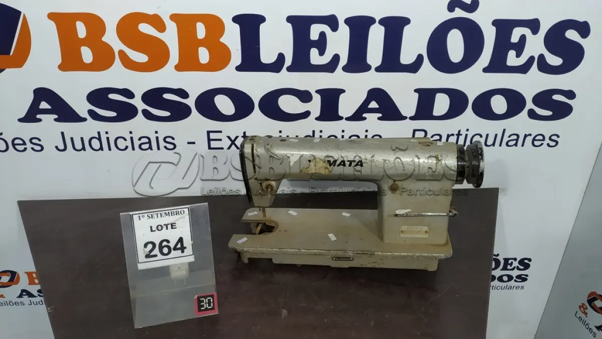 LOTE 264 - 01 MÁQUINA DE COSTURA MARCA YAMATA. (NO ESTADO) ATENÇÃO! FAZER A VISITAÇÃO ANTES DE ARREMATAR, NÃO SABEMOS SE FUNCIONA, LEILÃO NÃO TEM GARANTIA E NEM DEVOLUÇÃO, SUJEITO A POSSÍVEIS AVARIAS VISÍVEIS/OCULTAS E/OU AUSÊNCIA DE COMPONENTES.