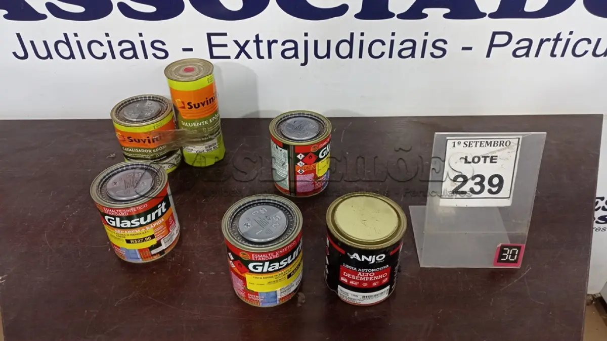 LOTE 239 - 04 LATAS DE ESMALTE SINTÉTICO DE 900ML CORES VARIADAS MARCA GLASURIT, 01 CATALIZADOR EPÓXI E 01 DILUENTE EPÓXI. (NO ESTADO) ATENÇÃO! FAZER A VISITAÇÃO ANTES DE ARREMATAR, NÃO SABEMOS SE FUNCIONA, LEILÃO NÃO TEM GARANTIA E NEM DEVOLUÇÃO, SUJEITO A POSSÍVEIS AVARIAS VISÍVEIS/OCULTAS E/OU AUSÊNCIA DE COMPONENTES.