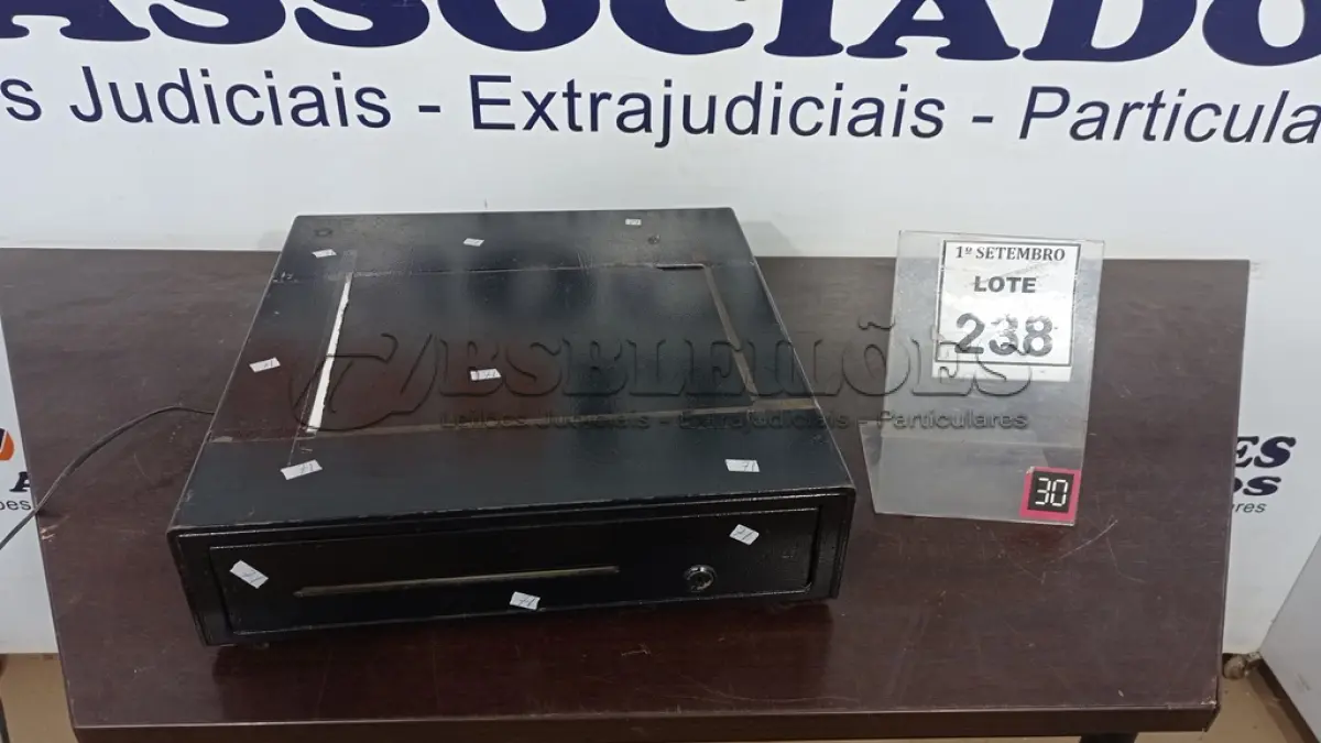 LOTE 238 - 01 GAVETA DE DINHEIRO. (NO ESTADO) ATENÇÃO! FAZER A VISITAÇÃO ANTES DE ARREMATAR, NÃO SABEMOS SE FUNCIONA, LEILÃO NÃO TEM GARANTIA E NEM DEVOLUÇÃO, SUJEITO A POSSÍVEIS AVARIAS VISÍVEIS/OCULTAS E/OU AUSÊNCIA DE COMPONENTES.