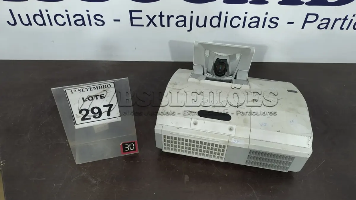 LOTE 297 - 01 PROJETOR HITACHI MODELO CP-AW2519N. (NO ESTADO) ATENÇÃO! FAZER A VISITAÇÃO ANTES DE ARREMATAR, NÃO SABEMOS SE FUNCIONA, LEILÃO NÃO TEM GARANTIA E NEM DEVOLUÇÃO, SUJEITO A POSSÍVEIS AVARIAS VISÍVEIS/OCULTAS E/OU AUSÊNCIA DE COMPONENTES.