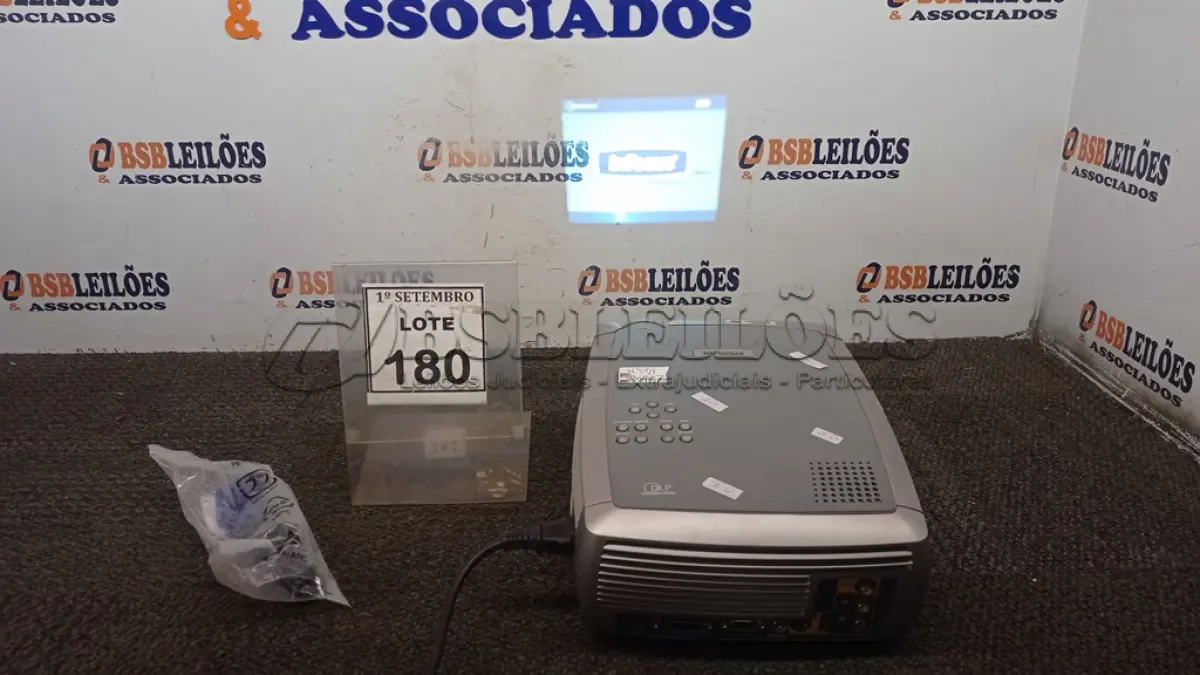 LOTE 180 - 01 PROJETOR MARCA INFOCUS COM CABOS. (NO ESTADO) ATENÇÃO! FAZER A VISITAÇÃO ANTES DE ARREMATAR, NÃO SABEMOS SE FUNCIONA, LEILÃO NÃO TEM GARANTIA E NEM DEVOLUÇÃO, SUJEITO A POSSÍVEIS AVARIAS VISÍVEIS/OCULTAS E/OU AUSÊNCIA DE COMPONENTES
