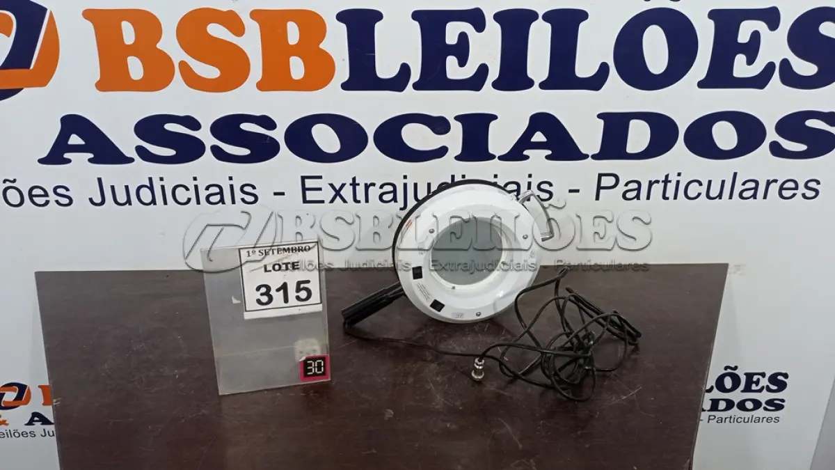 LOTE 315 - 01 LUMINÁRIA COM LUPA. (NO ESTADO) ATENÇÃO! FAZER A VISITAÇÃO ANTES DE ARREMATAR, NÃO SABEMOS SE FUNCIONA, LEILÃO NÃO TEM GARANTIA E NEM DEVOLUÇÃO, SUJEITO A POSSÍVEIS AVARIAS VISÍVEIS/OCULTAS E/OU AUSÊNCIA DE COMPONENTES.
