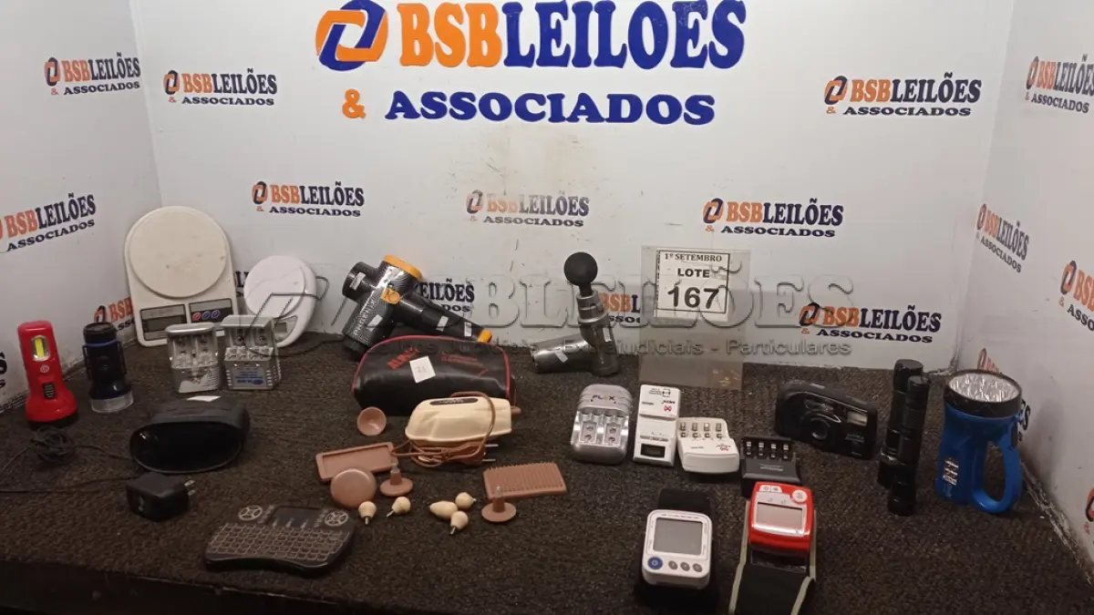 LOTE 167 - 01 LOTE COM VÁRIAS LANTERNAS, CARREGADORES DE PILHA, MASSAGEADORES, BALANÇAS E ELETRÔNICOS DIVERSOS. (NO ESTADO) ATENÇÃO! FAZER A VISITAÇÃO ANTES DE ARREMATAR, NÃO SABEMOS SE FUNCIONA, LEILÃO NÃO TEM GARANTIA E NEM DEVOLUÇÃO, SUJEITO A POSSÍVEIS AVARIAS VISÍVEIS/OCULTAS E/OU AUSÊNCIA DE COMPONENTES