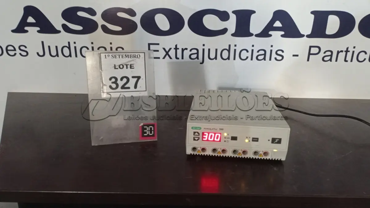 LOTE 327 - 01 APARELHO DE ELETROFORESE BIO RAD POWER PAC 3000. (NO ESTADO) ATENÇÃO! FAZER A VISITAÇÃO ANTES DE ARREMATAR, NÃO SABEMOS SE FUNCIONA, LEILÃO NÃO TEM GARANTIA E NEM DEVOLUÇÃO, SUJEITO A POSSÍVEIS AVARIAS VISÍVEIS/OCULTAS E/OU AUSÊNCIA DE COMPONENTES.