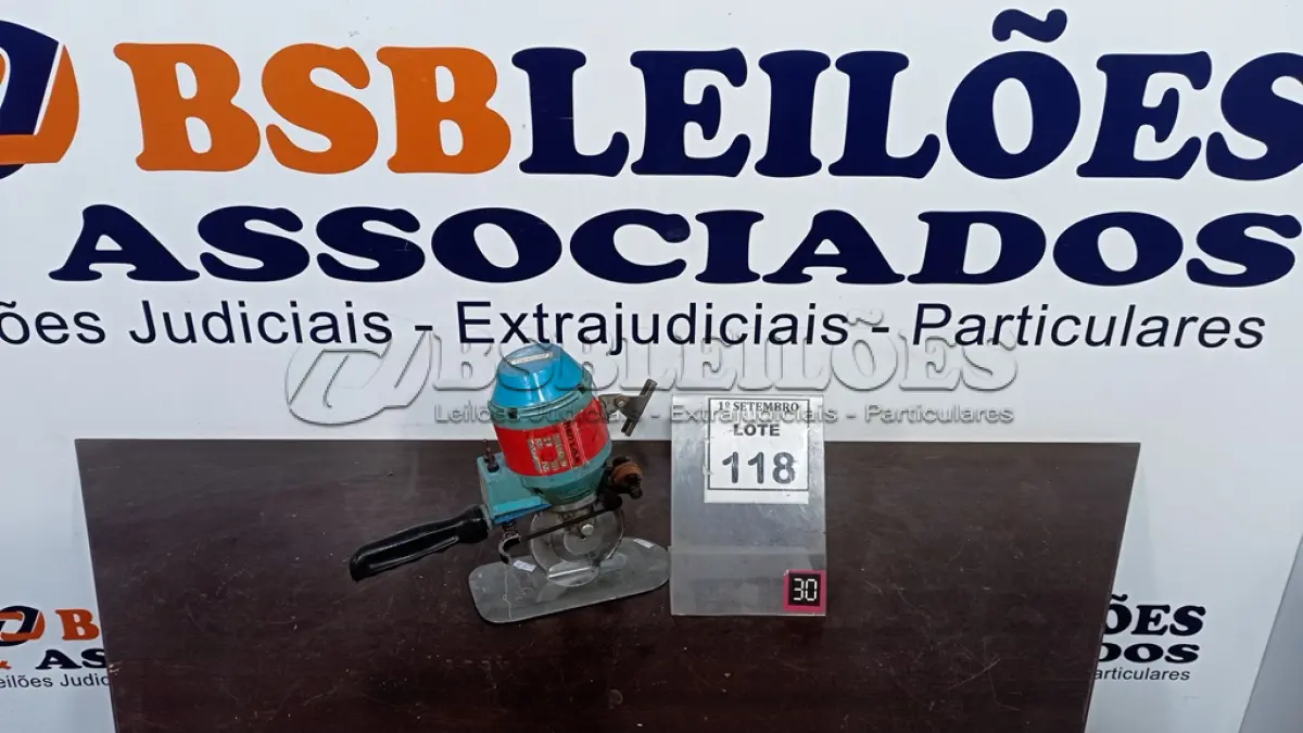 LOTE 118 - 01 MÁQUINA DE CORTAR TECIDO. (NO ESTADO) ATENÇÃO! FAZER A VISITAÇÃO ANTES DE ARREMATAR, NÃO SABEMOS SE FUNCIONA, LEILÃO NÃO TEM GARANTIA E NEM DEVOLUÇÃO, SUJEITO A POSSÍVEIS AVARIAS VISÍVEIS/OCULTAS E/OU AUSÊNCIA DE COMPONENTES.