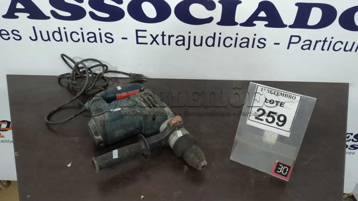 LOTE 259 - 01 MARTELETE BOSH. (NO ESTADO) ATENÇÃO! FAZER A VISITAÇÃO ANTES DE ARREMATAR, NÃO SABEMOS SE FUNCIONA, LEILÃO NÃO TEM GARANTIA E NEM DEVOLUÇÃO, SUJEITO A POSSÍVEIS AVARIAS VISÍVEIS/OCULTAS E/OU AUSÊNCIA DE COMPONENTES