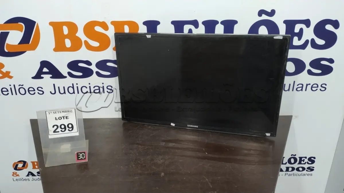 LOTE 299 - 01 TV LCD 32’’ MARCA SAMSUNG. (NO ESTADO) ATENÇÃO! FAZER A VISITAÇÃO ANTES DE ARREMATAR, NÃO SABEMOS SE FUNCIONA, LEILÃO NÃO TEM GARANTIA E NEM DEVOLUÇÃO, SUJEITO A POSSÍVEIS AVARIAS VISÍVEIS/OCULTAS E/OU AUSÊNCIA DE COMPONENTES.