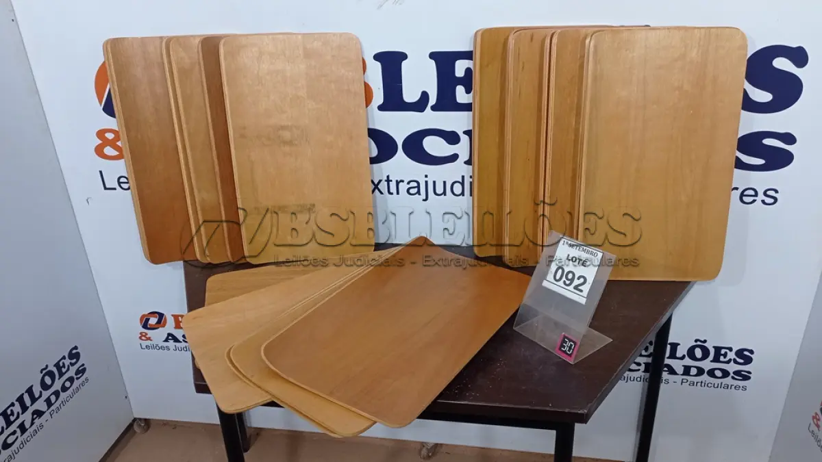 LOTE 092 - 20 PLACAS DE MADEIRA. (NO ESTADO) ATENÇÃO! FAZER A VISITAÇÃO ANTES DE ARREMATAR, NÃO SABEMOS SE FUNCIONA, LEILÃO NÃO TEM GARANTIA E NEM DEVOLUÇÃO, SUJEITO A POSSÍVEIS AVARIAS VISÍVEIS/OCULTAS E/OU AUSÊNCIA DE COMPONENTES.