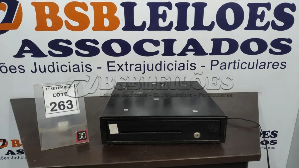 LOTE 263 - 01 GAVETA DE DINHEIRO. (NO ESTADO) ATENÇÃO! FAZER A VISITAÇÃO ANTES DE ARREMATAR, NÃO SABEMOS SE FUNCIONA, LEILÃO NÃO TEM GARANTIA E NEM DEVOLUÇÃO, SUJEITO A POSSÍVEIS AVARIAS VISÍVEIS/OCULTAS E/OU AUSÊNCIA DE COMPONENTES.