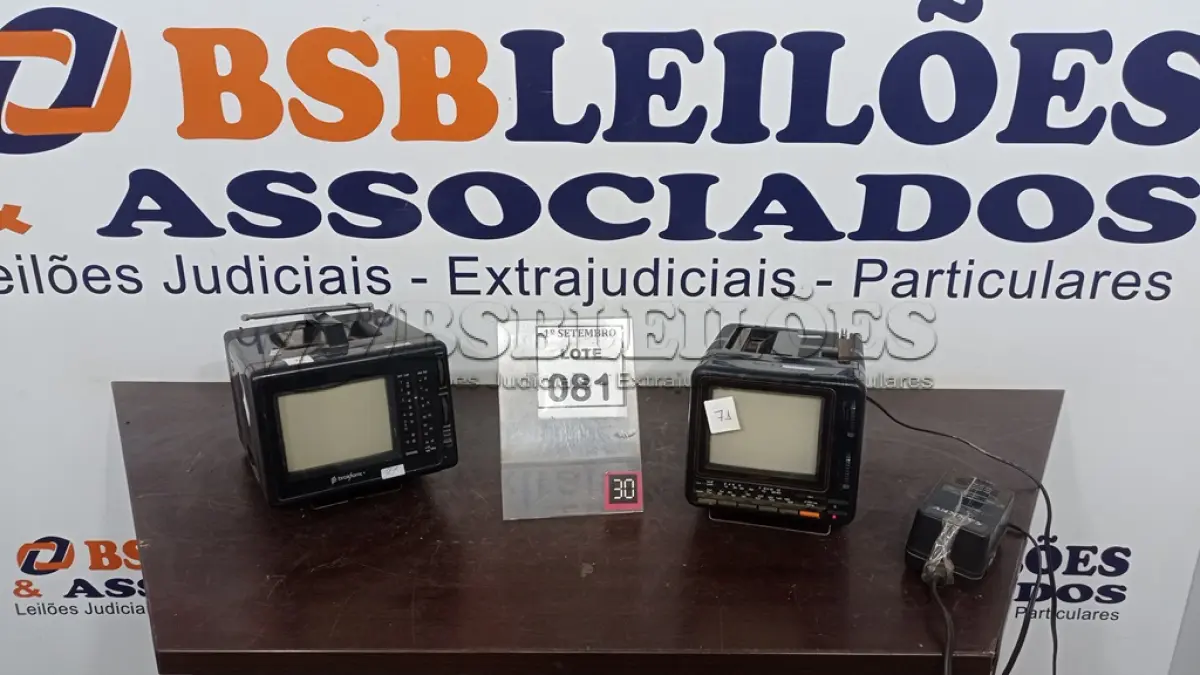 LOTE 081 - 02 MINI TV PORTÁTEIS. (NO ESTADO) ATENÇÃO! FAZER A VISITAÇÃO ANTES DE ARREMATAR, NÃO SABEMOS SE FUNCIONA, LEILÃO NÃO TEM GARANTIA E NEM DEVOLUÇÃO, SUJEITO A POSSÍVEIS AVARIAS VISÍVEIS/OCULTAS E/OU AUSÊNCIA DE COMPONENTES.