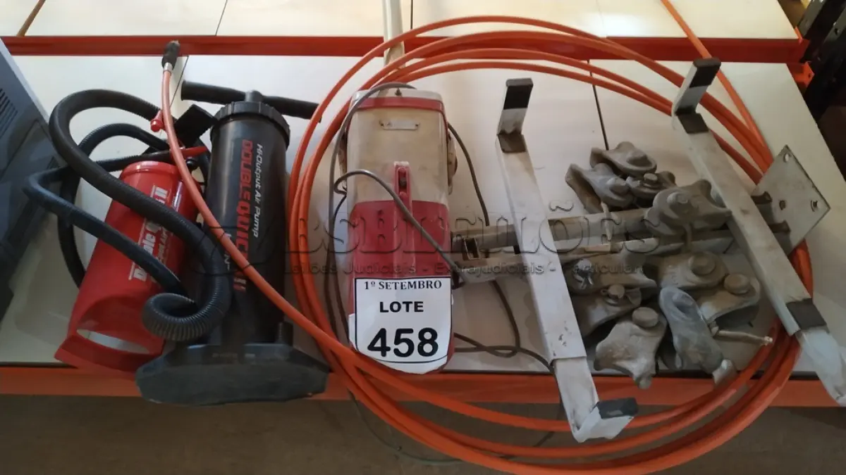 LOTE 458 - 01 ASPIRADOR DE PÓ, 02 BOMBAS PARA ENCHER COLCHÃO INFLÁVEL, 01 CABO DE COMANDO, 10 MANILHAS/SAPATILHAS PARA CABO E 01 SUPORTE PARA MICRO-ONDAS. (NO ESTADO) ATENÇÃO! FAZER A VISITAÇÃO ANTES DE ARREMATAR, NÃO SABEMOS SE FUNCIONA, LEILÃO NÃO TEM GARANTIA E NEM DEVOLUÇÃO, SUJEITO A POSSÍVEIS AVARIAS VISÍVEIS/OCULTAS E/OU AUSÊNCIA DE COMPONENTES.