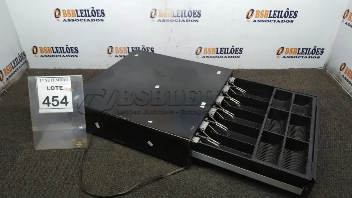 LOTE 454 - 01 GAVETA DE DINHEIRO. (NO ESTADO) ATENÇÃO! FAZER A VISITAÇÃO ANTES DE ARREMATAR, NÃO SABEMOS SE FUNCIONA, LEILÃO NÃO TEM GARANTIA E NEM DEVOLUÇÃO, SUJEITO A POSSÍVEIS AVARIAS VISÍVEIS/OCULTAS E/OU AUSÊNCIA DE COMPONENTES.