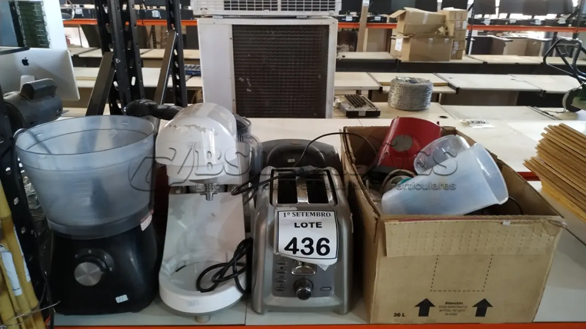 LOTE 436 - 01 TORRADEIRA, 01 BATEDEIRA, 02 SANDUICHEIRAS, VÁRIOS MIXER E ELETRODOMÉSTICOS DIVERSOS. (NO ESTADO) ATENÇÃO! FAZER A VISITAÇÃO ANTES DE ARREMATAR, NÃO SABEMOS SE FUNCIONA, LEILÃO NÃO TEM GARANTIA E NEM DEVOLUÇÃO, SUJEITO A POSSÍVEIS AVARIAS VISÍVEIS/OCULTAS E/OU AUSÊNCIA DE COMPONENTES.