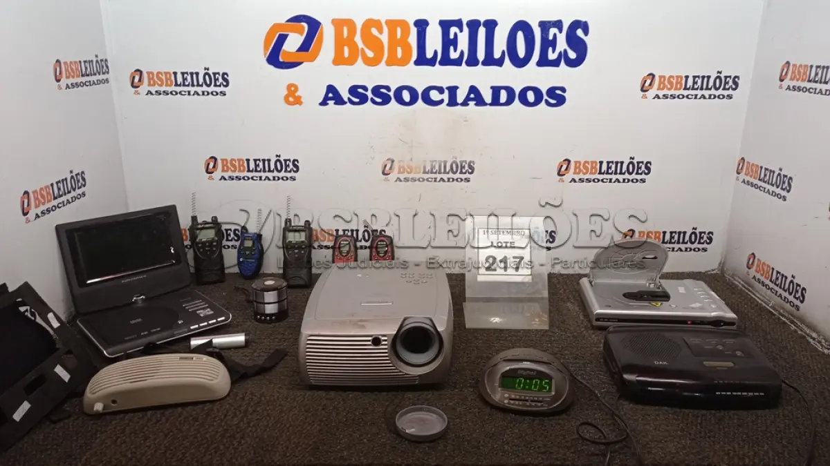 LOTE 217 - 01 DVD PORTÁTIL MARCA POWERPACK, 01 PROJETOR MULTIMIDIA MODELO SCREEN PLAY 4805 MARCA INFOCUS 05 RÁDIOS COMUNICADORES, 02 RELÓGIOS/RADIO, 02 CAIXINHAS DE SOM E 01 AMPLIFICADOR DE VOZ INCOMPLETO E 01 APARELHO DE DVD. (NO ESTADO) ATENÇÃO! FAZER A VISITAÇÃO ANTES DE ARREMATAR, NÃO SABEMOS SE FUNCIONA, LEILÃO NÃO TEM GARANTIA E NEM DEVOLUÇÃO, SUJEITO A POSSÍVEIS AVARIAS VISÍVEIS/OCULTAS E/OU AUSÊNCIA DE COMPONENTES