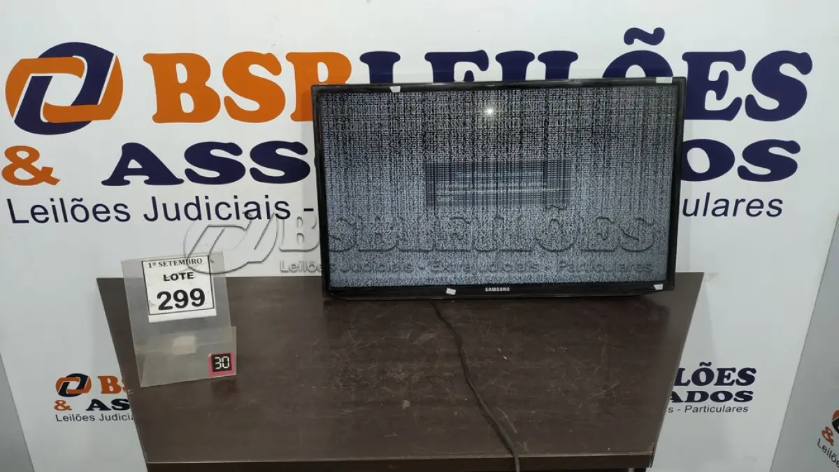 LOTE 299 - 01 TV LCD 32’’ MARCA SAMSUNG. (NO ESTADO) ATENÇÃO! FAZER A VISITAÇÃO ANTES DE ARREMATAR, NÃO SABEMOS SE FUNCIONA, LEILÃO NÃO TEM GARANTIA E NEM DEVOLUÇÃO, SUJEITO A POSSÍVEIS AVARIAS VISÍVEIS/OCULTAS E/OU AUSÊNCIA DE COMPONENTES.