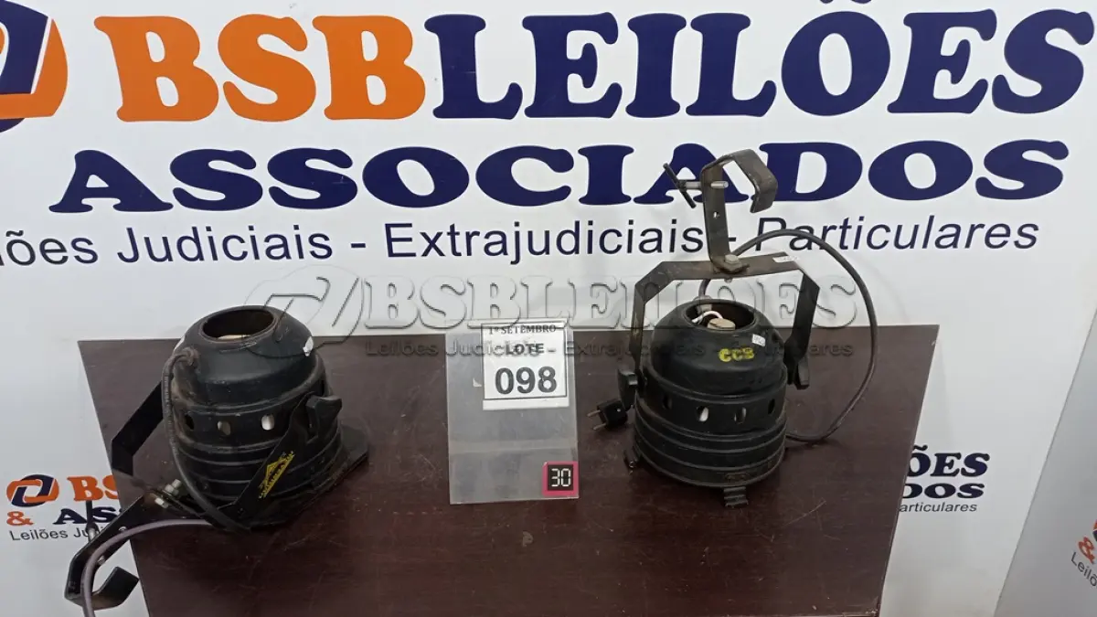LOTE 098 - 02 REFLETORES DE PALCO. (NO ESTADO) ATENÇÃO! FAZER A VISITAÇÃO ANTES DE ARREMATAR, NÃO SABEMOS SE FUNCIONA, LEILÃO NÃO TEM GARANTIA E NEM DEVOLUÇÃO, SUJEITO A POSSÍVEIS AVARIAS VISÍVEIS/OCULTAS E/OU AUSÊNCIA DE COMPONENTES.