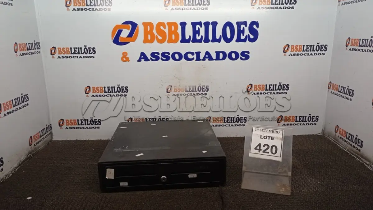 LOTE 420 - 01 GAVETA DE DINHEIRO. (NO ESTADO) ATENÇÃO! FAZER A VISITAÇÃO ANTES DE ARREMATAR, NÃO SABEMOS SE FUNCIONA, LEILÃO NÃO TEM GARANTIA E NEM DEVOLUÇÃO, SUJEITO A POSSÍVEIS AVARIAS VISÍVEIS/OCULTAS E/OU AUSÊNCIA DE COMPONENTES.